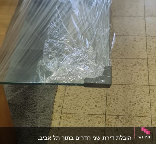 שולחן זכוכית עטוף בניילון למעבר דירה